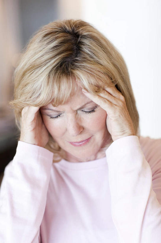 西方人,脸,头,眼睛,脸颊,眉毛,睫毛,手,头发,一个人,站,闭眼,摸,竖图,室内,白天,正面,欧洲,欧洲人,双手,仅一个年轻女性,仅一个女性,仅一个人,抚摸,朦胧,模糊,上衣,衣服,黄色,低头,站着,一件,手部,眼部,撑着,家居服,年轻女性,女人,女性,白种人,胳膊,头部,额头,睫,脸部,脸蛋,眉,面部,眼,眼睫毛,眼眉,闭眼睛,闭着眼,闭着眼睛,触摸,接触,站立,半身,彩图,短发,眼眉毛