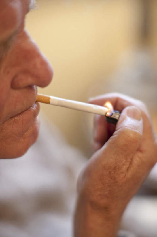 西方人,手,拇指,一个人,坐,吸烟,竖图,室内,特写,白天,侧面,香烟,欧洲,欧洲人,仅一个男性,仅一个人,朦胧,模糊,一只,按,点燃,仅一个老年男性,手部,打火机,烟,含着,单手,点火,焚烧,老年男性,男人,男性,白种人,卷烟,烟草,纸烟,抽烟,坐着,半身,彩图