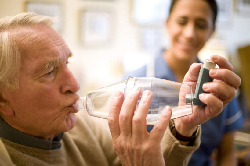 西方人,脸,头,脸颊,两个人,病人,护士,坐,笑,微笑,露齿笑,横图,照片,室内,特写,白天,正面,毛衣,相框,欧洲,欧洲人,一排,握,朦胧,模糊,整齐,透明,墙,拿,拿着,扭头,注视,上衣,墙壁,墙面,排列,衣服,黄色,蓝色,灰色,瓶子,塑料制品,观察,看,转头,一件,塑料瓶,握着,摄影,观看,接收,察看,一瓶,白衣天使,队列,关注,吸取,哮喘吸入器,吸收,老年男性,男人,男性,年轻女性,女人,女性,白种人,头部,脸部,脸蛋,面部,患者,就医者,相片,坐着,半身,彩图,绒衣,套衫,套头毛衣,线衣,拍摄,照相