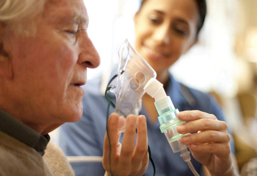 西方人,脸,头,脸颊,两个人,病人,护士,坐,笑,微笑,露齿笑,横图,照片,室内,特写,白天,正面,毛衣,相框,欧洲,欧洲人,一排,戴,握,朦胧,模糊,整齐,透明,墙,拿,拿着,扭头,注视,上衣,墙壁,墙面,排列,衣服,黄色,蓝色,灰色,塑料制品,低头,观察,看,转头,一件,氧气罩,握着,摄影,观看,接收,察看,白衣天使,队列,关注,吸取,吸收,老年男性,男人,男性,年轻女性,女人,女性,白种人,头部,脸部,脸蛋,面部,患者,就医者,相片,坐着,半身,彩图,绒衣,套衫,套头毛衣,线衣,拍摄,照相