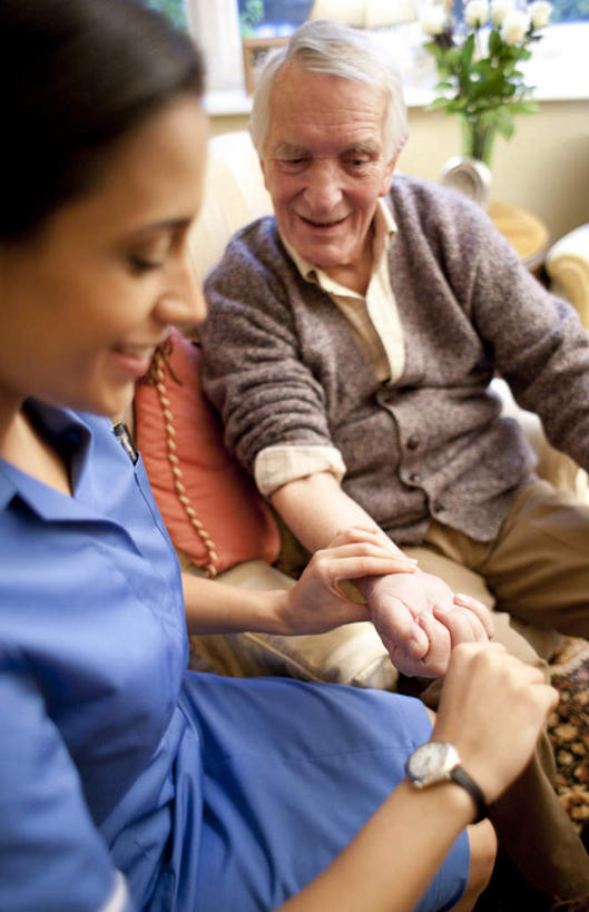 西方人,两个人,病人,护士,坐,笑,微笑,露齿笑,竖图,室内,白天,正面,工作服,制服,沙发,卧室,欧洲,欧洲人,阴影,时间,光线,时钟,手表,影子,计时,注视,阳光,钟表,观察,看,表,观看,腕表,察看,诊断,白衣天使,关注,工作制服,搭脉,老年男性,男人,男性,年轻女性,女人,女性,白种人,患者,就医者,钟,坐着,半身,彩图,工作套服,睡房,卧房,皮沙发