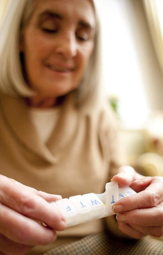 西方人,一个人,坐,竖图,室内,白天,正面,欧洲,欧洲人,仅一个女性,仅一个人,握,阴影,服装,光线,影子,塑料,拿,拿着,注视,休闲装,药盒,盒子,衣服,白色,阳光,容器,塑料制品,低头,观察,看,休闲,休闲服,握着,服饰,仅一个老年女性,观看,储藏,察看,储存,关注,老年女性,女人,女性,白种人,坐着,半身,彩图,贮存,短发