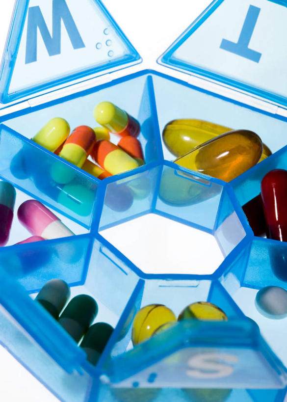 无人,竖图,俯视,室内,特写,白天,白色背景,静物,英文,标志,文字,字符,塑料,字母,标识,药盒,盒子,黄色,红色,蓝色,绿色,容器,塑料制品,摄影,影棚,储藏,英文字母,储存,彩图,高角度拍摄,影棚拍摄,拍摄,贮存