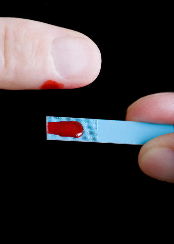 西方人,手,一个人,竖图,室内,特写,白天,正面,欧洲,欧洲人,仅一个年轻女性,仅一个女性,仅一个人,黑色背景,测试,手部,血液,摄影,影棚,单手,样本,年轻女性,女人,女性,白种人,半身,彩图,影棚拍摄,拍摄