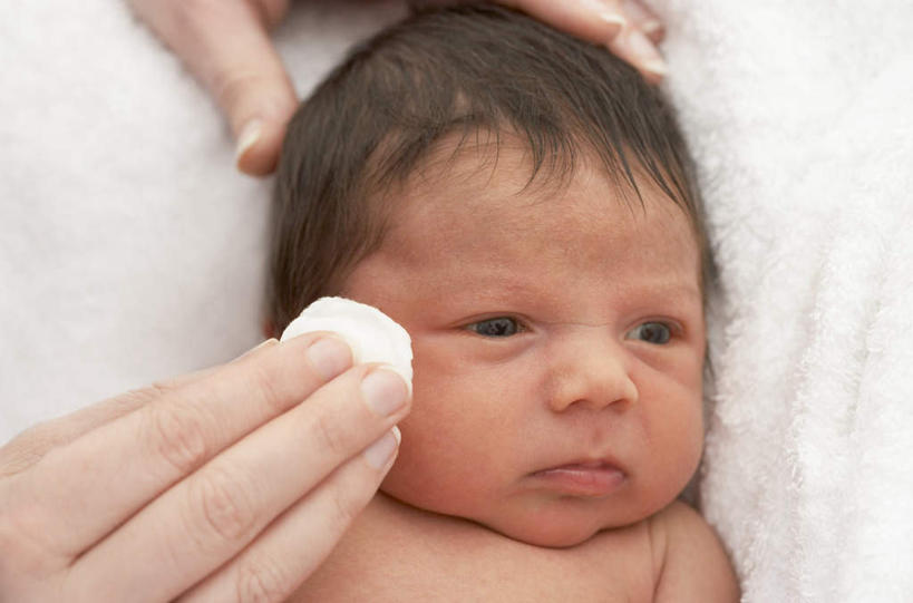 西方人,婴儿,儿童,手,两个人,医生,躺,横图,俯视,室内,特写,白天,纯洁,欧洲,欧洲人,擦,握,拿,拿着,扭头,注视,裸露,小孩,白色,毛巾,观察,看,转头,医护人员,医疗人员,手部,可爱,握着,活泼,赤裸,观看,察看,卫生,疫苗,白大褂,关注,宝宝,裸,棉球,纯真,烂漫,无邪,洁净,光明,恬静,中间色,朴素,清白,卧着,伶俐,天真,女人,女性,中年女性,白种人,孩子,大夫,躺着,卧,半身,彩图,高角度拍摄