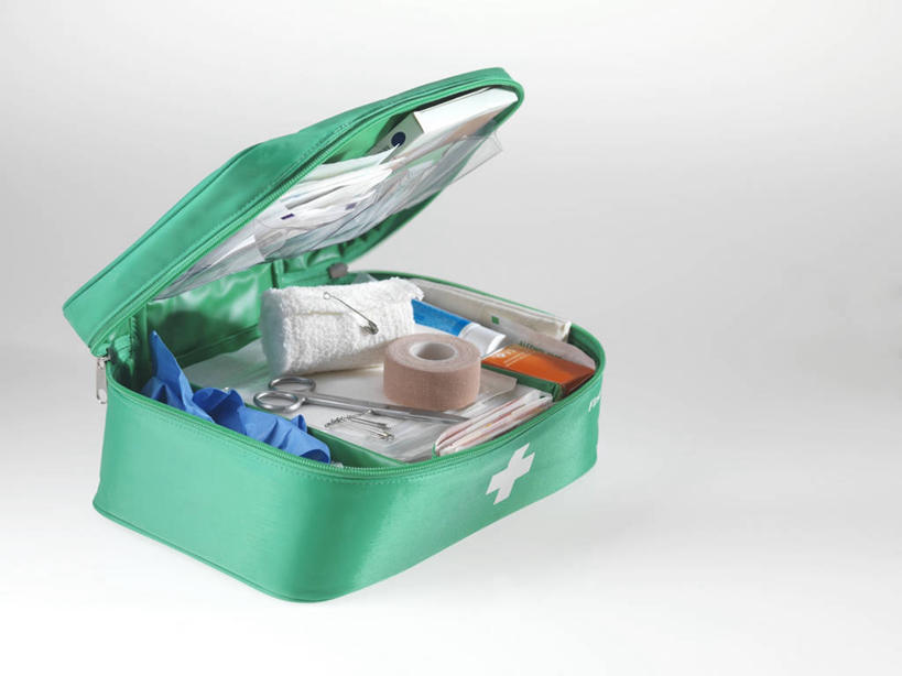 无人,横图,俯视,室内,特写,白天,白色背景,安全,静物,一排,许多,修剪,整齐,工具,剪刀,纱布,药剂,防护,很多,药膏,排列,一个,容器,箱子,药品,治疗,摄影,影棚,单个,储藏,保护,裁剪,药物,固定,医疗,急救箱,剪子,便利,剪裁,切割,储存,队列,保险,预防,快捷,止血,方便,平安,绷带,彩图,高角度拍摄,影棚拍摄,拍摄,贮存