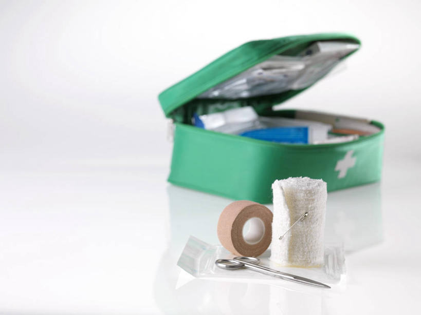 无人,横图,室内,特写,白天,白色背景,正面,安全,静物,许多,修剪,整齐,工具,剪刀,纱布,药剂,防护,很多,药膏,一个,容器,箱子,药品,治疗,摄影,影棚,单个,储藏,保护,裁剪,药物,固定,医疗,急救箱,剪子,便利,剪裁,切割,储存,保险,预防,快捷,止血,方便,平安,绷带,彩图,影棚拍摄,拍摄,贮存