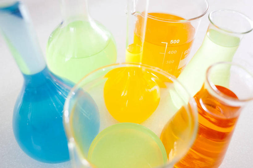 无人,横图,俯视,彩色,室内,特写,白天,实验,仪器,桌面,桌子,许多,研究,透明,分析,化学,测试,木制,烧杯,烧瓶,液体,很多,玻璃制品,玻璃瓶,木制品,瓶子,器皿,五颜六色,色彩斑斓,五彩缤纷,玻璃仪器,试验耗材,实验用品,平底烧瓶,圆底烧瓶,五彩斑斓,五光十色,彩图,高角度拍摄