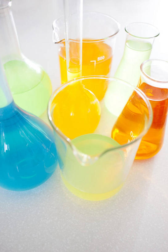 无人,竖图,俯视,彩色,室内,特写,白天,实验,仪器,桌面,桌子,许多,研究,透明,分析,化学,测试,木制,烧杯,烧瓶,液体,很多,玻璃制品,玻璃瓶,木制品,瓶子,器皿,五颜六色,色彩斑斓,五彩缤纷,玻璃仪器,试验耗材,实验用品,平底烧瓶,圆底烧瓶,五彩斑斓,五光十色,彩图,高角度拍摄