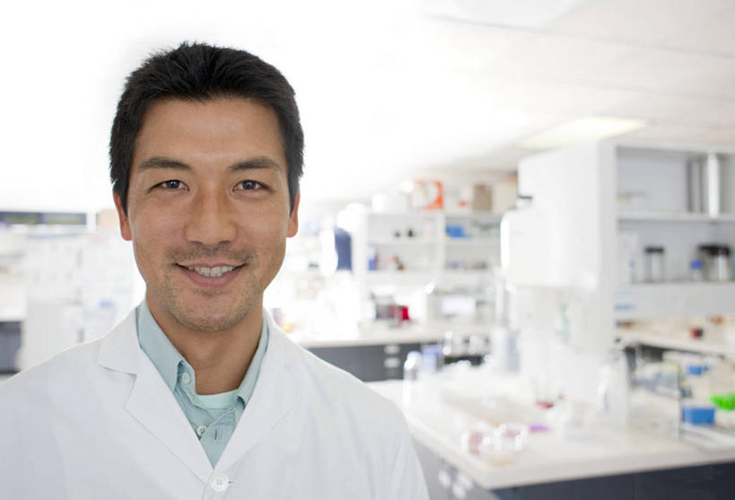 东方人,一个人,科学家,站,笑,微笑,露齿笑,横图,室内,白天,正面,柜子,天花板,亚洲,仅一个男性,仅一个人,仅一个中年男性,服装,朦胧,模糊,实验室,研究室,注视,黄种人,架子,衣服,白色,橱柜,观察,看,站着,服饰,观看,察看,衣着,科研人员,白大褂,穿着,关注,研究者,试验室,实验服,实验器材,科学研究者,衣饰,男人,男性,中年男性,亚洲人,科学工作者,站立,半身,彩图,实验衣