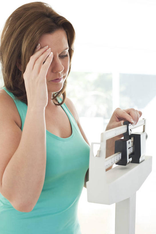 西方人,一个人,站,竖图,室内,白天,侧面,仪器,窗户,落地窗,欧洲,欧洲人,仅一个女性,仅一个人,服装,朦胧,模糊,背心,墙,生活,扭头,注视,玻璃窗,墙壁,墙面,衣服,低头,扶,观察,看,站着,转头,仅一个中年女性,健康,搭,服饰,观看,懊恼,烦恼,察看,衡量,扶着,体重,衣着,穿着,搭着,关注,计量,衡器,健康秤,衣饰,女人,女性,中年女性,白种人,秤,体重秤,站立,半身,彩图