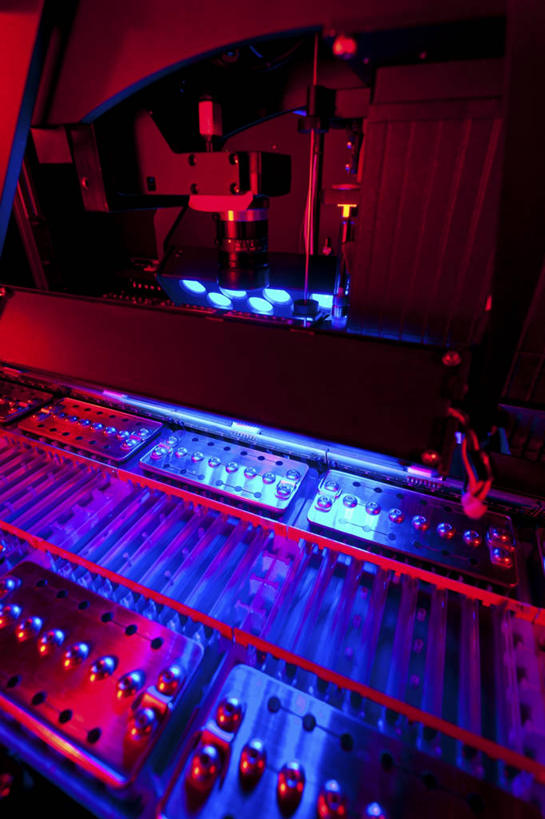 无人,竖图,俯视,室内,特写,白天,机器,静物,金属制品,一排,许多,朦胧,梦幻,模糊,整齐,发光,光束,科学,医学,纹路,金属,圆形,试剂,图形,纹理,圆,光亮,很多,几何,排列,蓝色,机械,医疗,科学技术,样本,未来,队列,数学,发亮,憧憬,肌理,彩图,高角度拍摄,几何图形,平面图形,DNA测序仪,基因分析仪,基因组测序机,基因组测序仪