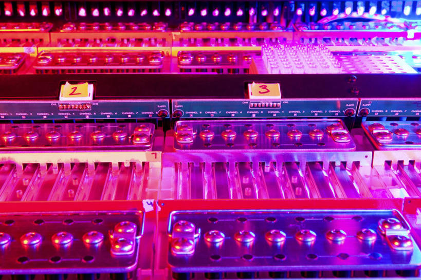 无人,横图,俯视,室内,特写,白天,机器,静物,金属制品,一排,许多,朦胧,梦幻,模糊,整齐,发光,光束,科学,医学,纹路,金属,圆形,方格,格子,试剂,图形,纹理,圆,光亮,很多,几何,排列,蓝色,机械,医疗,科学技术,样本,未来,队列,数学,发亮,憧憬,肌理,彩图,高角度拍摄,几何图形,平面图形,DNA测序仪,基因分析仪,基因组测序机,基因组测序仪