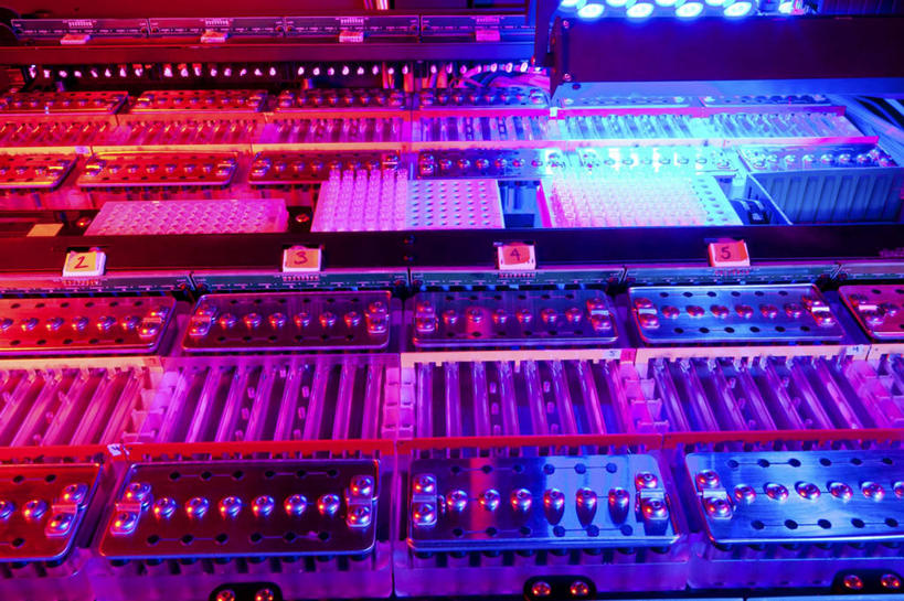 无人,横图,俯视,室内,特写,白天,机器,静物,金属制品,一排,许多,朦胧,梦幻,模糊,整齐,发光,光束,科学,医学,纹路,金属,圆形,方格,格子,试剂,图形,纹理,圆,光亮,很多,几何,排列,蓝色,机械,医疗,科学技术,样本,未来,队列,数学,发亮,憧憬,肌理,彩图,高角度拍摄,几何图形,平面图形,DNA测序仪,基因分析仪,基因组测序机,基因组测序仪