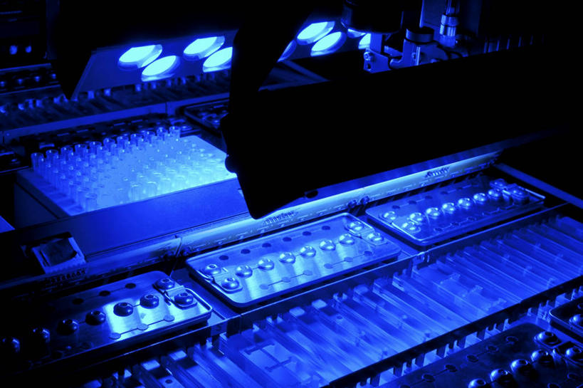 无人,横图,俯视,室内,特写,白天,机器,静物,金属制品,一排,许多,朦胧,梦幻,模糊,整齐,发光,光束,科学,医学,纹路,金属,圆形,方格,格子,试剂,图形,纹理,圆,光亮,很多,几何,排列,蓝色,机械,医疗,科学技术,样本,未来,队列,数学,发亮,憧憬,肌理,彩图,高角度拍摄,几何图形,平面图形,DNA测序仪,基因分析仪,基因组测序机,基因组测序仪