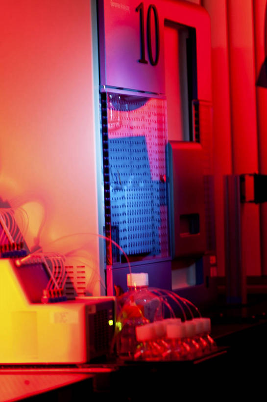 无人,竖图,室内,白天,正面,机器,金属制品,科学,医学,纹路,金属,标志,管子,数字,文字,纹理,字符,塑料,墙,实验室,研究室,标识,管道,墙壁,墙面,瓶子,塑料制品,机械,阿拉伯数字,医疗,科学技术,样本,试验室,肌理,彩图,DNA测序仪,基因分析仪,基因组测序机,基因组测序仪