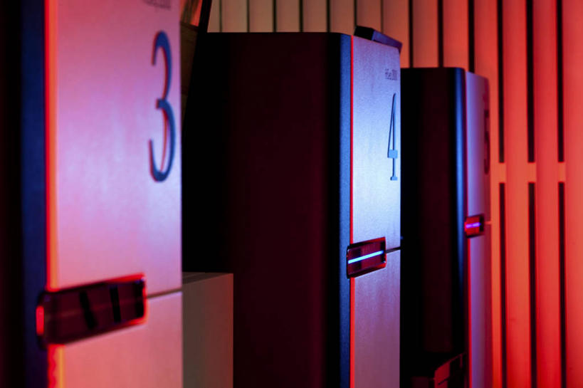 无人,横图,室内,白天,正面,机器,窗户,柜子,金属制品,科学,医学,金属,标志,数字,文字,字符,百叶窗,实验室,研究室,标识,机械,阿拉伯数字,三台,医疗,科学技术,试验室,彩图,DNA测序仪,基因分析仪,基因组测序机,基因组测序仪