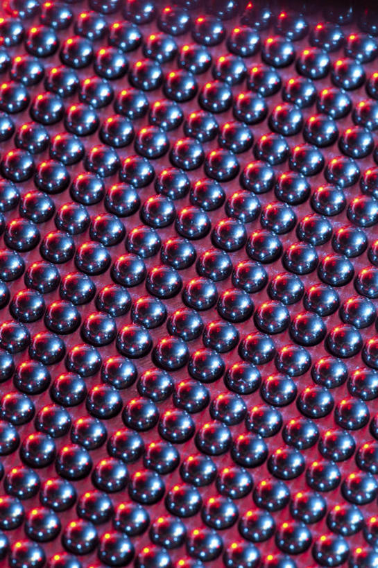 无人,竖图,俯视,室内,特写,白天,静物,金属制品,一排,许多,阴影,朦胧,模糊,整齐,并列,并排,光线,科学,医学,金属,图形,影子,灯光,很多,几何,排列,红色,球体,医疗,科学技术,队列,数学,平行,彩图,高角度拍摄,几何图形,立体几何,立体图形,DNA测序仪,基因分析仪,基因组测序机,基因组测序仪