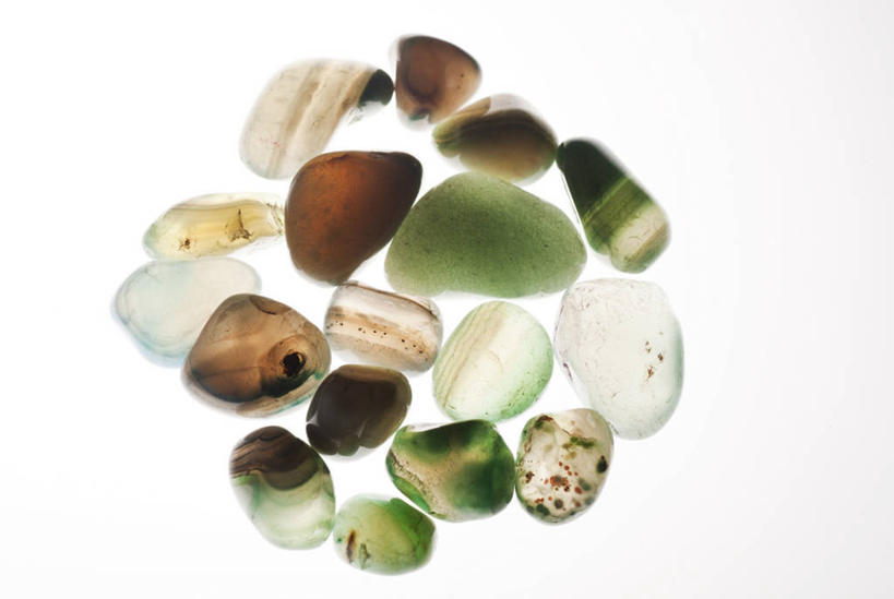 无人,横图,俯视,室内,特写,白天,白色背景,静物,许多,固体,结晶,矿石,褐色,水晶,很多,绿色,白色,晶体,摄影,影棚,贵重,宝石,石英,宝贵,矿物质,二氧化硅,观赏石,彩图,高角度拍摄,影棚拍摄,拍摄,水晶石