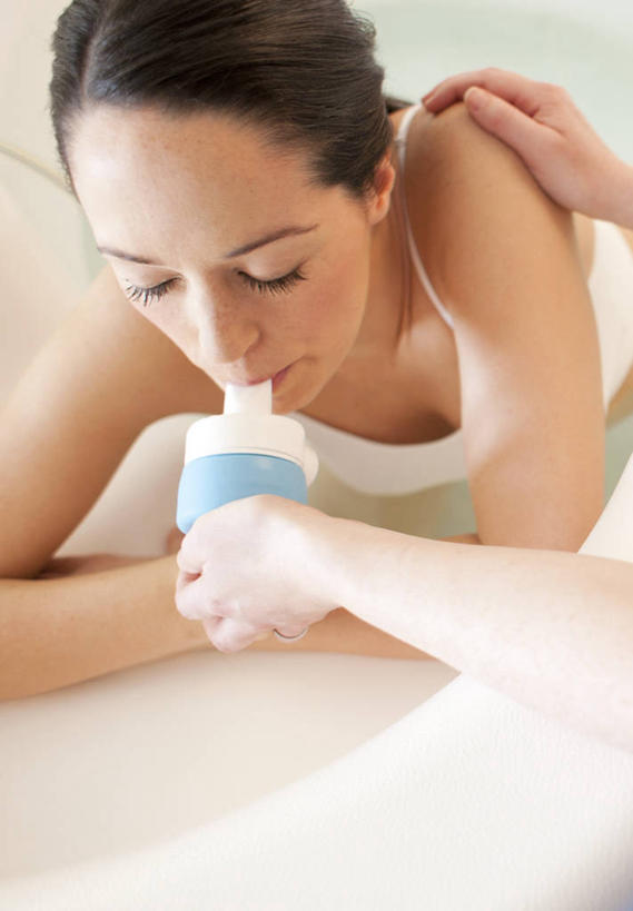 西方人,孕妇,两个人,护士,医院,坐,闭眼,竖图,俯视,室内,白天,安全,吊带,欧洲,欧洲人,握,阴影,服装,反射,药剂,影子,防护,拿,拿着,吊带衫,衣服,白色,药品,浴缸,疼痛,怀孕,治疗,握着,吸,服饰,保护,悲伤,药物,医疗,分娩,白衣天使,待产,衣着,穿着,痛苦,保险,预防,卫浴设备,医疗机构,妊娠,准妈妈,疾苦,苦楚,衣饰,临盆,临蓐,水管装置,露脐装,平安,年轻女性,女人,女性,白种人,产妇,闭眼睛,闭着眼,闭着眼睛,坐着,半身,彩图,高角度拍摄,病院,诊所,镇痛药