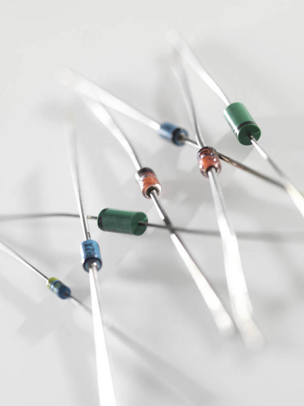 无人,竖图,俯视,室内,特写,白天,白色背景,静物,一堆,许多,阴影,堆叠,堆积,反射,影子,很多,摄影,影棚,堆,电子元件,半导体,二极管,发光二极管,彩图,高角度拍摄,影棚拍摄,拍摄