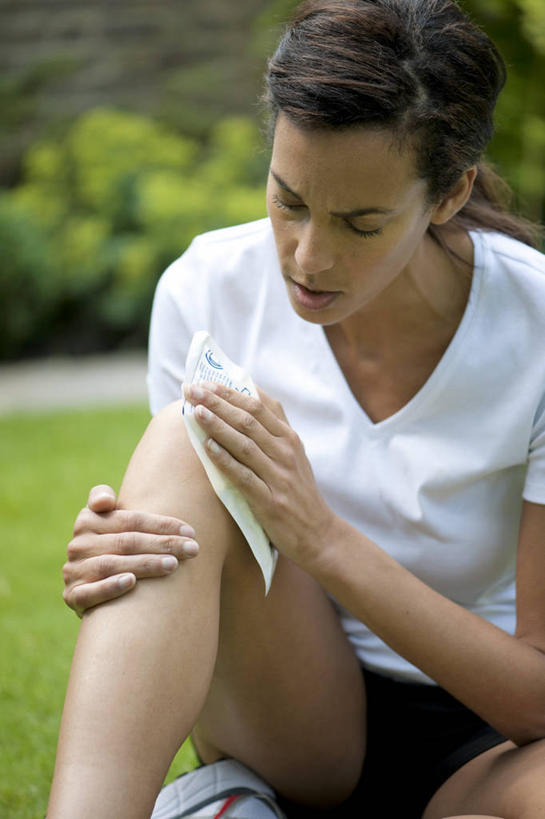 西方人,一个人,坐,竖图,室外,白天,正面,运动服,运动鞋,草地,草坪,植物,鞋子,欧洲,欧洲人,仅一个女性,仅一个人,握,服装,拿,拿着,注视,冷冻,草,衣服,绿色,白色,观察,看,仅一个中年女性,握着,服饰,观看,休闲鞋,察看,卫生,冰袋,衣着,穿着,关注,介质,方便,衣饰,新颖,女人,女性,中年女性,白种人,坐着,半身,彩图,运动装