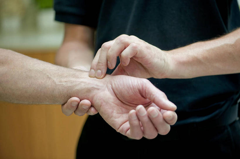 西方人,手,两个人,横图,室外,特写,白天,正面,欧洲,欧洲人,阴影,服装,朦胧,模糊,光线,影子,休闲装,衣服,黑色,阳光,休闲,手部,休闲服,服饰,把脉,切脉,评脉,男人,男性,年轻男性,女人,女性,中年女性,白种人,半身,彩图