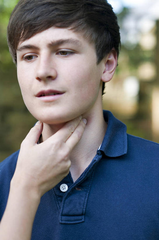 西方人,脸,头,脸颊,脖子,手,两个人,竖图,室内,特写,白天,正面,植物,欧洲,欧洲人,阴影,服装,朦胧,模糊,光线,影子,注视,休闲装,肩膀,树,树木,衣服,蓝色,绿色,阳光,自然,观察,看,休闲,手部,休闲服,服饰,生长,成长,观看,单手,察看,关注,把脉,切脉,评脉,老年男性,男人,男性,年轻男性,白种人,头部,脖,颈,颈部,脸部,脸蛋,面部,半身,彩图