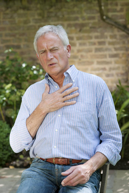 西方人,一个人,家,坐,闭眼,摸,竖图,室外,白天,正面,建材,建筑,叶子,椅子,欧洲,欧洲人,仅一个男性,仅一个人,抚摸,服装,裤子,材料,砖,砖块,房屋,木椅,墙,屋子,绿叶,牛仔裤,休闲装,楼房,墙壁,墙面,住宅,衣服,仅一个老年男性,休闲,疼痛,休闲服,嫩叶,砖头,建造,服饰,悲伤,疾病,痛苦,疾苦,苦楚,心血管病,心血管疾病,心脏病,循环系统疾病,老年男性,男人,男性,白种人,叶,叶片,石料,闭眼睛,闭着眼,闭着眼睛,触摸,接触,坐着,半身,彩图,房子,砌墙砖