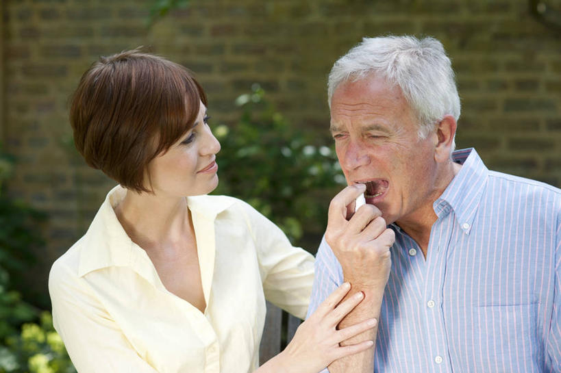 西方人,两个人,家庭,夫妻,家,站,横图,室外,白天,正面,爱情,安全,建材,植物,建筑,欧洲,欧洲人,握,服装,材料,药剂,砖,砖块,房屋,墙,屋子,防护,浪漫,拿,拿着,注视,休闲装,楼房,墙壁,墙面,住宅,树,树木,衣服,绿色,自然,药品,观察,看,站着,休闲,温暖,温馨,一家人,休闲服,砖头,恩爱,治疗,握着,吸,恋人,建造,服饰,生长,成长,观看,保护,药物,和睦,察看,医疗,疾病,关注,保险,预防,心血管病,心血管疾病,心脏病,循环系统疾病,平安,老年男性,男人,男性,女人,女性,中年女性,白种人,夫妇,情侣,石料,站立,半身,彩图,房子,砌墙砖,镇痛药,伴侣,融洽