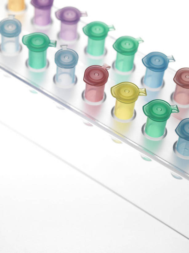 无人,竖图,俯视,彩色,室内,特写,白天,白色背景,实验,仪器,静物,一排,阴影,研究,整齐,并列,并排,透明,反射,分析,化学,测试,影子,架子,排列,器皿,摄影,影棚,五颜六色,色彩斑斓,队列,五彩缤纷,平行,计量,玻璃仪器,试验耗材,实验用品,五彩斑斓,五光十色,彩图,高角度拍摄,影棚拍摄,拍摄,EP管,离心管,微量离心管