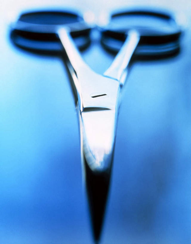 无人,竖图,俯视,室内,白天,静物,一把,修剪,蓝色背景,朦胧,模糊,锐利,工具,剪刀,摄影,影棚,裁剪,医疗设备,锋利,尖锐,剪子,剪裁,切割,尖利,犀利,厉害,手术剪,医疗用具,彩图,高角度拍摄,影棚拍摄,拍摄