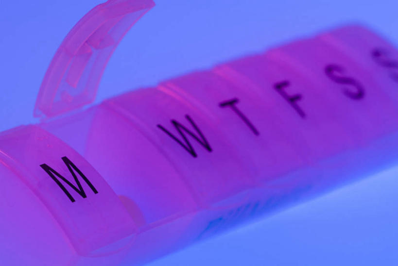 无人,横图,俯视,室内,特写,白天,静物,一排,蓝色背景,朦胧,模糊,整齐,英文,标志,文字,字符,塑料,字母,标识,药盒,盒子,排列,容器,塑料制品,摄影,影棚,储藏,英文字母,储存,队列,彩图,高角度拍摄,影棚拍摄,拍摄,贮存