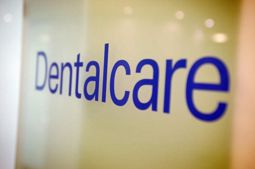 无人,牙科医生,横图,室内,特写,白天,正面,窗户,静物,一排,许多,整齐,英文,标志,文字,字符,字母,标识,玻璃窗,排列,蓝色,英文字母,队列,牙医,彩图