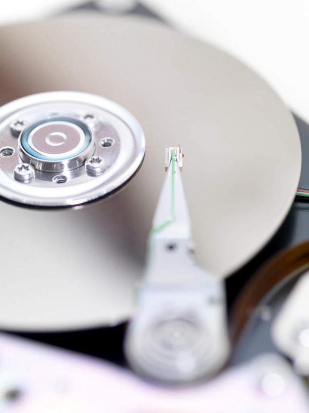 无人,竖图,俯视,室内,特写,白天,数码,数据,科技,静物,阴影,朦胧,模糊,网络,信息,高光,几何,计算机图形,合成,存储介质,灰色,机械,硬盘,存储,电脑合成图,数码合成图,存储器,写实,具体,具象,彩图,高角度拍摄