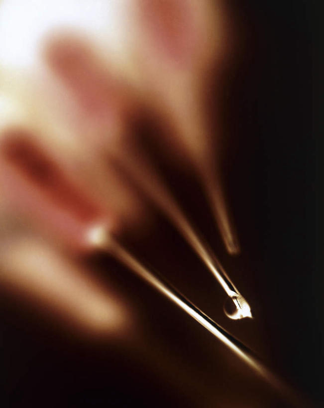 无人,竖图,室内,特写,白天,正面,实验,仪器,朦胧,模糊,研究,透明,分析,化学,测试,滴管,玻璃制品,器皿,针管,针筒,注射,医疗,医疗设备,注射器,精度,针头,计量,玻璃仪器,试验耗材,实验用品,吸液管,移液管,彩图