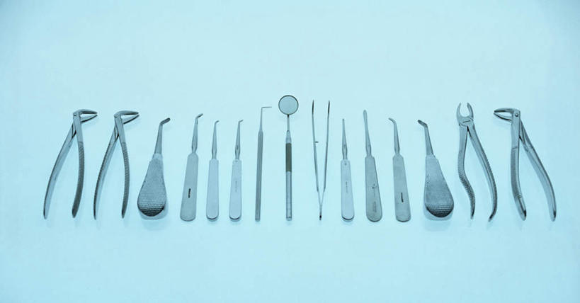 无人,横图,俯视,室内,白天,金属制品,一排,许多,蓝色背景,整齐,钢铁,金属,拉钩,镊子,很多,排列,蓝色,摄影,影棚,牙科设备,队列,医疗器材,医疗保健,彩图,高角度拍摄,影棚拍摄,拍摄