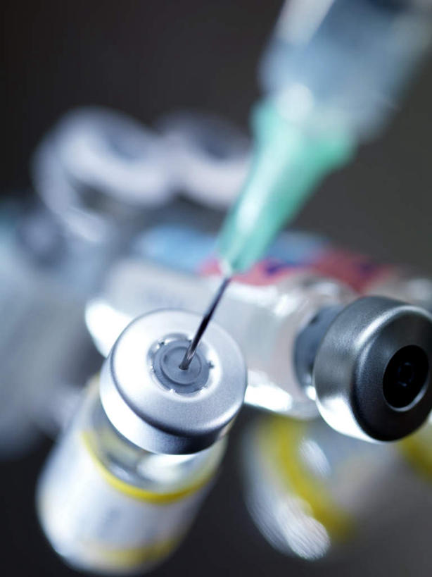 无人,竖图,俯视,室内,特写,白天,静物,两瓶,朦胧,模糊,玻璃制品,玻璃瓶,瓶子,针管,针筒,注射,摄影,影棚,一支,医疗,医疗设备,疫苗,注射器,彩图,高角度拍摄,影棚拍摄,拍摄