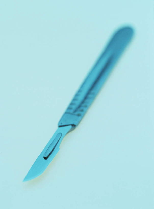 无人,竖图,俯视,室内,特写,白天,静物,金属制品,一把,蓝色背景,金属,器械,摄影,影棚,手术,手术刀,医疗器械,彩图,高角度拍摄,影棚拍摄,拍摄