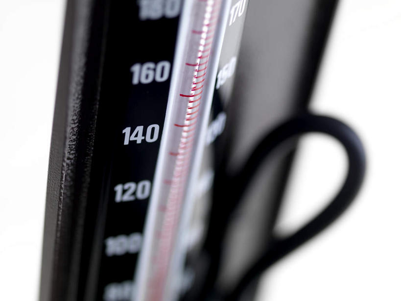 无人,横图,俯视,室内,特写,白天,白色背景,静物,朦胧,模糊,弯曲,测量,刻度,一个,摄影,影棚,单个,测量工具,医疗设备,血压计,医疗器械,量具,量仪,血压表,彩图,高角度拍摄,影棚拍摄,拍摄