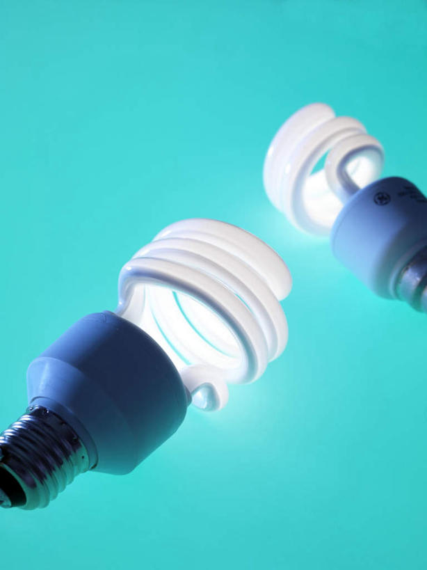 无人,竖图,俯视,室内,特写,白天,节能,静物,照明,绿色背景,环保,灯泡,灯,节能灯,两个,灯具,摄影,影棚,能源,照亮,低碳,照明工具,荧光灯,彩图,高角度拍摄,影棚拍摄,拍摄