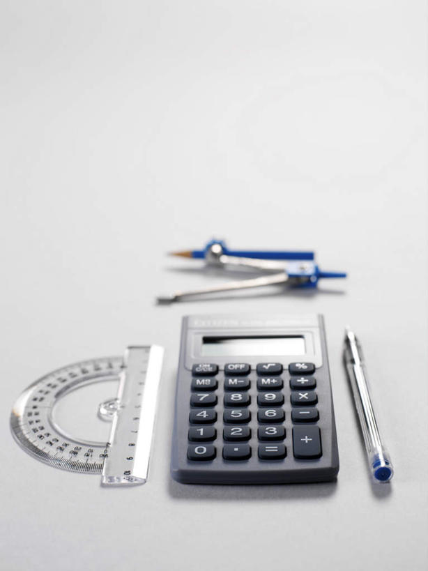 无人,竖图,俯视,室内,特写,白天,白色背景,计算器,静物,阴影,光线,计算,科学,测量,笔,影子,刻度,灯光,办公用品,文具,半圆尺,尺,学习用品,圆规,理财,财务,角度,创意,摄影,影棚,测量工具,文具用品,尺子,衡量,绘图,数学,比例,创新,测绘,量具,量仪,标度,新意,彩图,高角度拍摄,影棚拍摄,拍摄