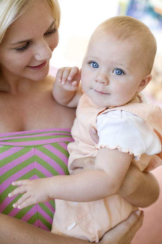 西方人,婴儿,儿童,脸,头,脸颊,两个人,家庭,母亲,抱,笑,微笑,露齿笑,竖图,室内,白天,正面,婴儿服装,纯洁,欧洲,欧洲人,阴影,服装,朦胧,模糊,光线,影子,注视,休闲装,小孩,衣服,低头,观察,看,休闲,温暖,温馨,一家人,休闲服,可爱,母爱,童年,童趣,服饰,活泼,抱着,观看,挠,和睦,察看,搂着,关注,宝宝,童真,纯真,烂漫,无邪,母婴,伶俐,天真,年轻女性,女人,女性,白种人,孩子,年轻人,头部,脸部,脸蛋,面部,搂,搂抱,半身,彩图,婴儿服,融洽