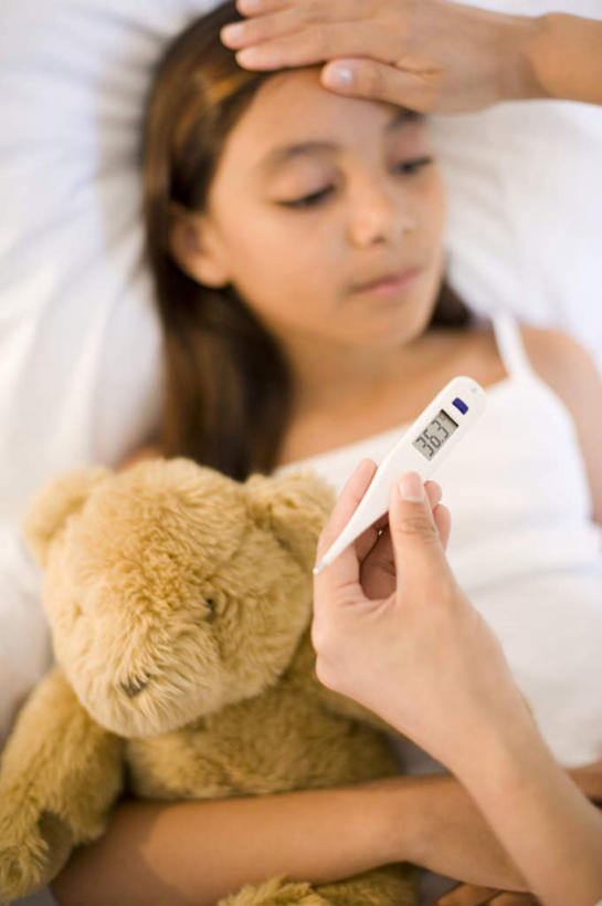 西方人,儿童,两个人,家庭,母亲,女儿,躺,抱,摸,竖图,俯视,室内,白天,游戏,纯洁,安全,床,生活用品,玩具,欧洲,欧洲人,抚摸,握,阴影,服装,光线,医学,测量,器材,温度计,影子,床单,拿,玩,拿着,休闲装,娱乐,被子,小孩,衣服,体温计,休闲,温暖,温馨,母女,一家人,休闲服,可爱,母爱,童年,童趣,益智,握着,服饰,单人床,抱着,活动,快速,温度,和睦,感冒,医疗,卫生,准确,被单,搂着,体温,发泄,精度,消遣,智力,精准,红外线,发烧,童真,烂漫,无邪,流感,物理,耳温,额温,室温,环境温度,物体温度,医用温度计,红外体温计,红外温度计,宣泄,卧着,天真,年轻女性,女孩,女人,女性,白种人,孩子,年轻人,触摸,接触,搂,搂抱,躺着,玩耍,卧,嬉戏,半身,彩图,高角度拍摄,融洽,女生