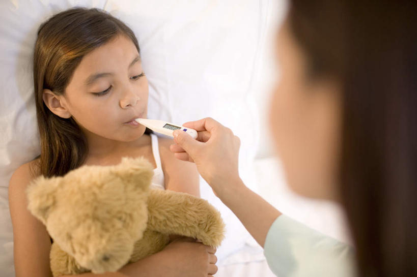 西方人,儿童,两个人,家庭,母亲,女儿,躺,抱,横图,俯视,室内,白天,游戏,纯洁,安全,床,生活用品,玩具,欧洲,欧洲人,握,咬,阴影,服装,光线,医学,测量,器材,温度计,影子,床单,拿,玩,拿着,休闲装,娱乐,被子,小孩,衣服,体温计,休闲,温暖,温馨,母女,一家人,休闲服,可爱,母爱,童年,童趣,益智,含,握着,服饰,单人床,抱着,活动,快速,温度,咬着,和睦,感冒,医疗,卫生,准确,被单,搂着,体温,发泄,精度,消遣,智力,精准,红外线,发烧,童真,烂漫,无邪,流感,物理,耳温,额温,室温,环境温度,物体温度,医用温度计,红外体温计,红外温度计,宣泄,卧着,天真,年轻女性,女孩,女人,女性,白种人,孩子,年轻人,搂,搂抱,躺着,玩耍,卧,嬉戏,半身,彩图,高角度拍摄,融洽,女生