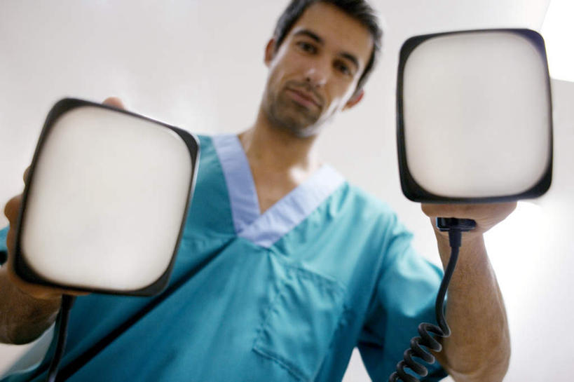 西方人,一个人,医生,医院,站,举,横图,室内,白天,仰视,欧洲,欧洲人,仅一个男性,仅一个人,握,拿,拿着,注视,仅一个年轻男性,医疗用品,低头,观察,看,托,站着,医护人员,医疗人员,器械,握着,观看,察看,关注,医疗器材,医疗机构,除颤器,电复律机,心脏除颤器,男人,男性,年轻男性,白种人,大夫,举起,举手,举着,向上举,向上伸,向上托,站立,半身,彩图,低角度拍摄,病院,诊所