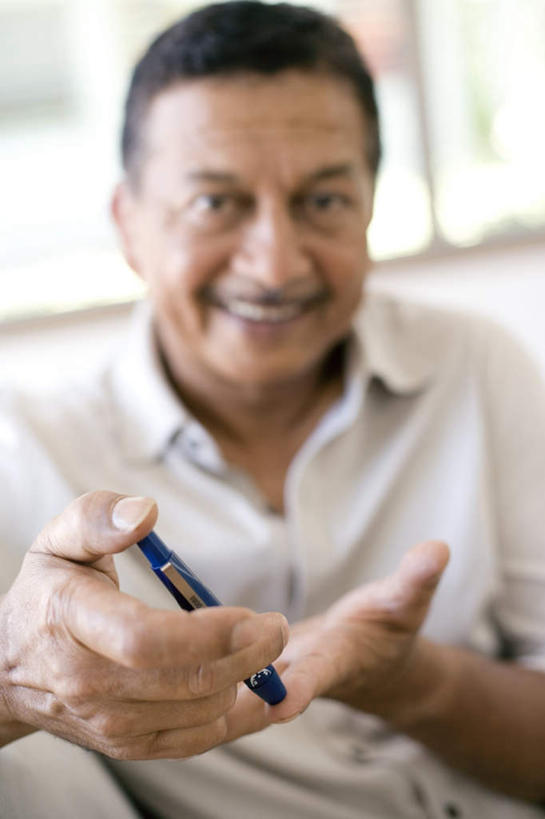 西方人,一个人,坐,笑,微笑,露齿笑,竖图,室内,白天,正面,欧洲,欧洲人,仅一个男性,仅一个人,仅一个中年男性,握,医学,拿,拿着,注视,观察,看,握着,保健,观看,察看,医疗,疾病,关注,糖尿病,男人,男性,中年男性,白种人,坐着,半身,彩图,血糖