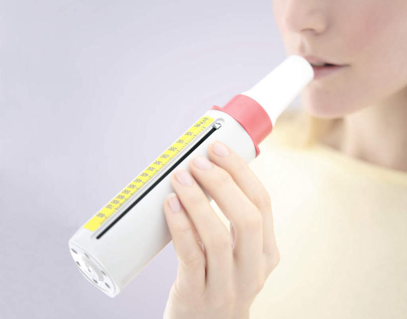 西方人,一个人,举,横图,室内,特写,白天,白色背景,正面,仪器,欧洲,欧洲人,仅一个年轻女性,仅一个女性,仅一个人,握,拿,拿着,托,器械,握着,摄影,影棚,吸气,年轻女性,女人,女性,白种人,举起,举手,举着,向上举,向上伸,向上托,半身,彩图,影棚拍摄,拍摄