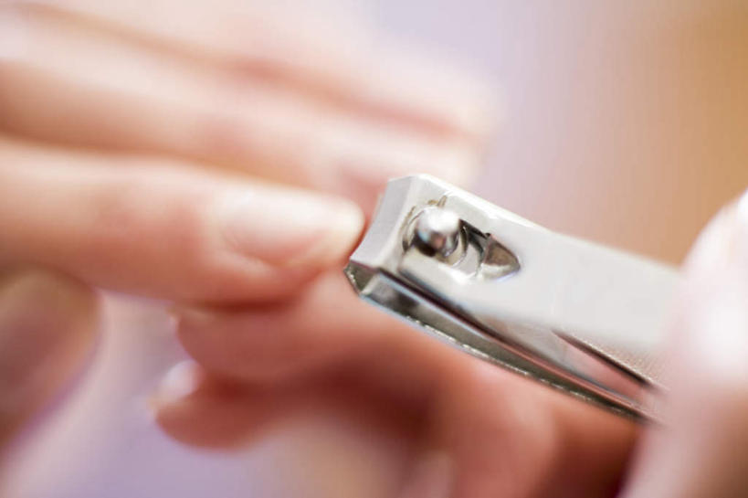 西方人,一个人,横图,俯视,室内,特写,白天,金属制品,欧洲,欧洲人,仅一个年轻女性,仅一个女性,仅一个人,握,修剪,金属,工具,剪刀,拿,拿着,握着,裁剪,剪,剪子,剪裁,切割,指甲钳,年轻女性,女人,女性,白种人,半身,彩图,高角度拍摄