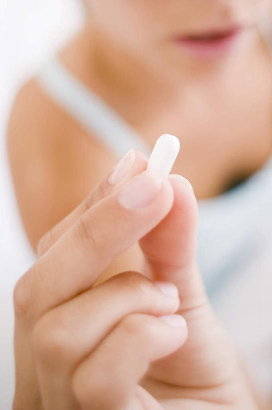 西方人,一个人,坐,举,竖图,室内,特写,白天,正面,安全,计划,欧洲,欧洲人,仅一个年轻女性,仅一个女性,仅一个人,握,朦胧,模糊,药剂,药丸,防护,拿,拿着,药片,药品,托,治疗,握着,保护,药物,控制,避孕,医疗,避孕药,保险,预防,计划生育,可靠,少生,晚婚,晚育,优生,平安,年轻女性,女人,女性,白种人,举起,举手,举着,向上举,向上伸,向上托,坐着,半身,彩图